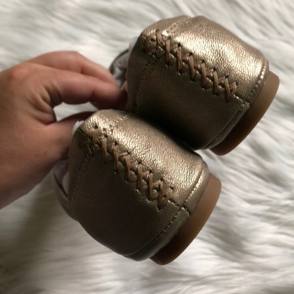 Lucky Brand Emmie Flats in Platinum Oro 5.5 - Picture 5 of 9